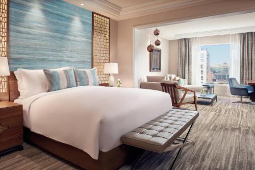 圣地亚哥圣地亚哥丽思卡尔顿酒店的一间带白色大床的卧室和一间客厅