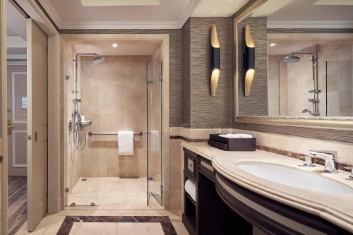 圣地亚哥圣地亚哥丽思卡尔顿酒店的带淋浴和盥洗盆的浴室