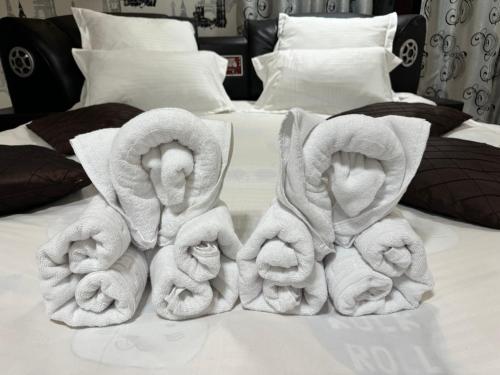 普雷代亚尔Heaven Apartment的床上的一大堆毛巾