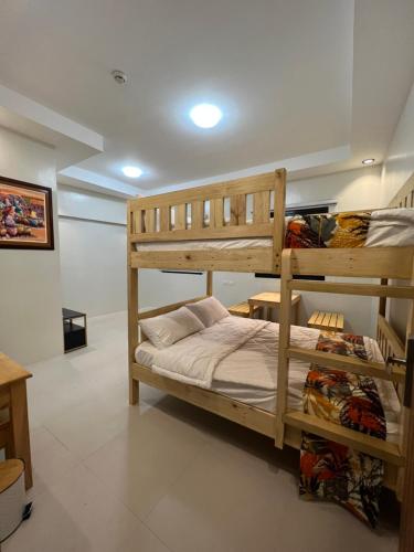 BulalaVilla Del Cascel的一间卧室配有两张双层床。