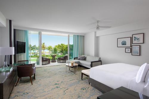 普罗维登西亚莱斯岛The Ritz-Carlton, Turks & Caicos的酒店客房设有床和客厅。