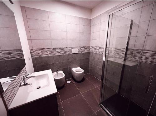 罗马罗马熔炉旅馆的浴室配有卫生间、盥洗盆和淋浴。