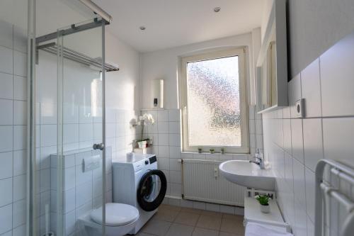 比勒费尔德CARICASA: Bielefeld Mitte的浴室配有卫生间、盥洗盆和洗衣机。