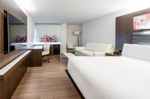 森尼维耳市雅乐轩桑尼维尔酒店的配有一张床和一张书桌的酒店客房