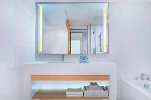 泗水Four Points by Sheraton Surabaya, Tunjungan Plaza的白色的浴室设有水槽和镜子