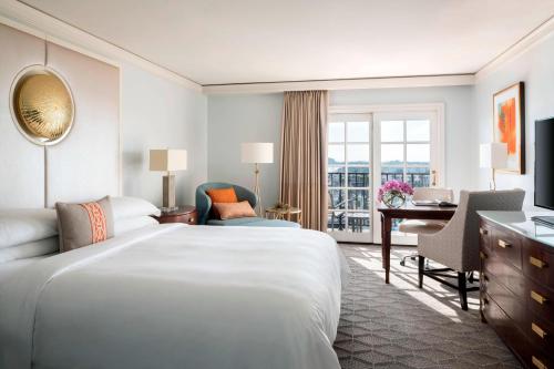 洛杉矶玛丽安德尔雷丽兹卡尔顿酒店的酒店客房设有一张大床和一张书桌。
