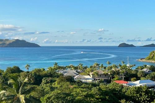 Saint BarthelemyAppartement 2 chambres en plein cœur de St Jean的度假村的海景