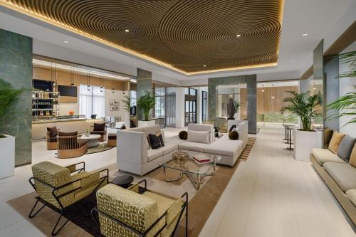 那不勒斯AC Hotel by Marriott Naples 5th Avenue的带沙发和椅子的客厅