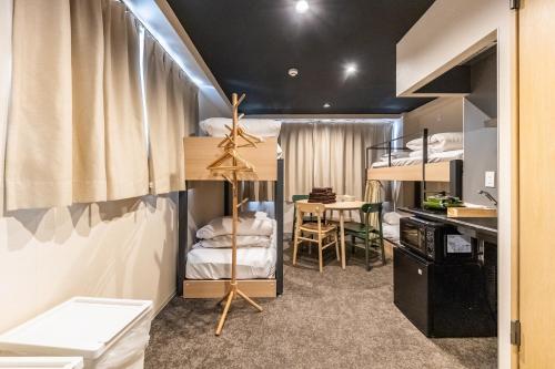 东京HOTEL HARE BARE 3min walk from Kiba Station的宿舍间设有双层床和桌子。