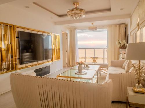 马累Beachfront Seaview Apartment的客厅配有大电视和沙发