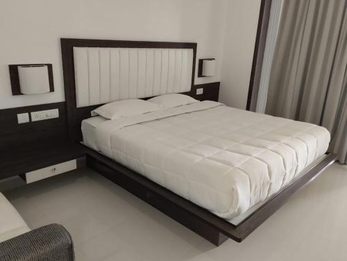 乔奥诺奥尔Silver Falls Resorts的一间卧室配有一张带白色床单的大床