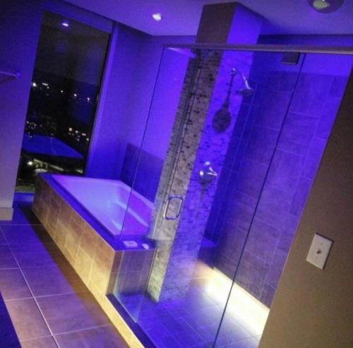 伊斯梅利亚فندق التامل的带淋浴的浴室(带紫色照明)