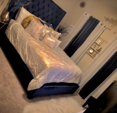 伊斯梅利亚فندق التامل的一间卧室配有一张铺有白色床单和枕头的床。