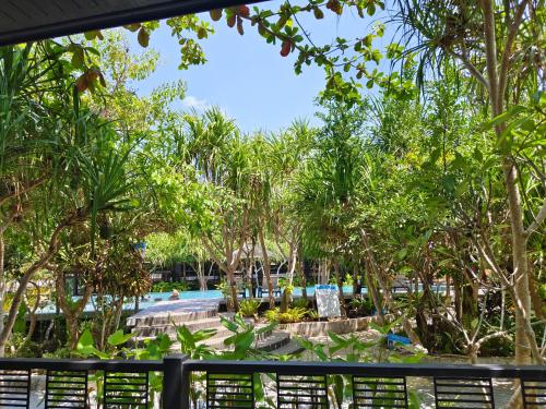 俊穆岛The Wynn Kohjum的享有带游泳池和树木的度假村景色