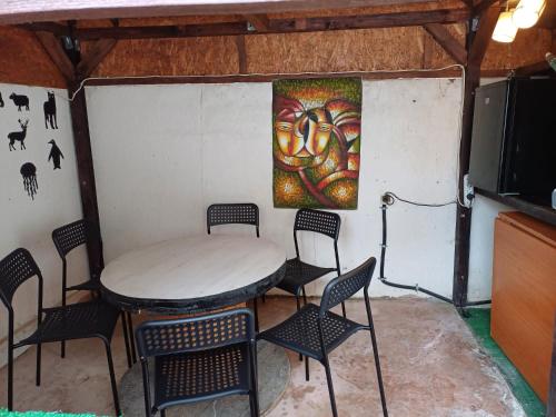 那沃达利Casa KariAna的一间设有桌椅和壁画的房间
