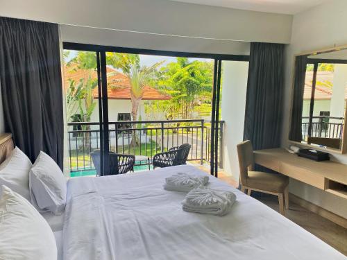 迈考海滩D Varee Mai Khao Beach Resort, Thailand的一间卧室配有一张床,上面有两条毛巾