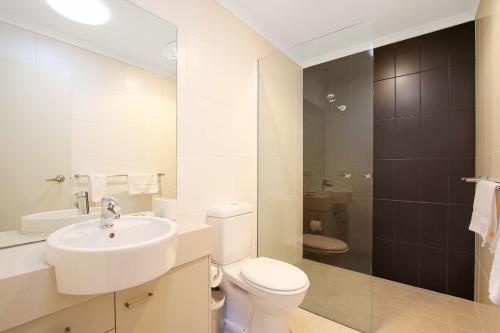 布赖特TrailBlazer - Indulgent Adventure的白色的浴室设有水槽和卫生间。