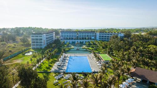 美奈美奈湾度假酒店的享有带游泳池的度假村的空中景致