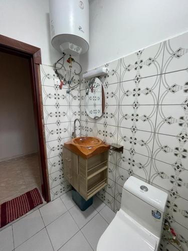 雅温得Paradis des anges的一间带卫生间和水槽的浴室