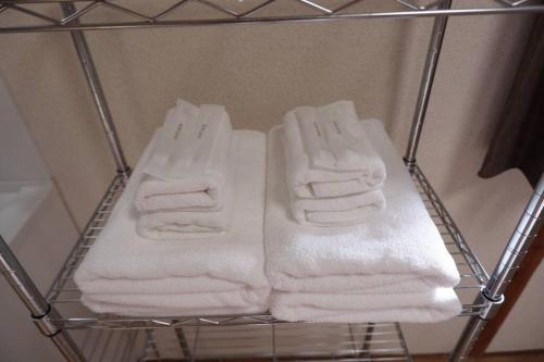 大阪TSUBAME 101 staying private home的毛巾架和白色毛巾