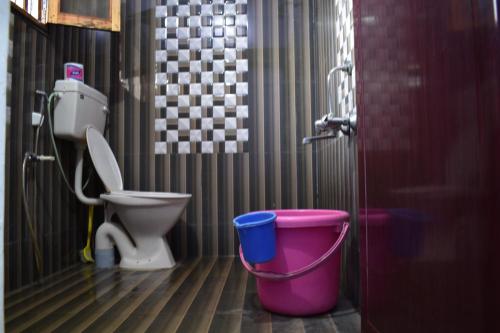 蒂鲁瓦纳马莱Rainbow Guest House的一间带卫生间和桶的浴室