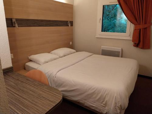 维伊勒佩beaujour & bonsoir Brasserie-Hotel的一间卧室设有两张床和窗户。