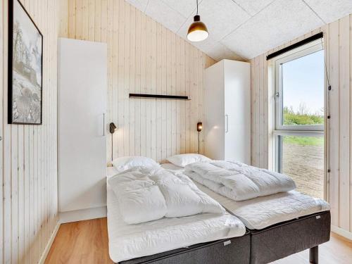 AugustenborgHoliday home Augustenborg XII的白色客房的两张床,设有窗户