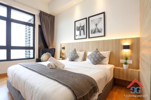 吉隆坡Astoria Ampang By Grabstay的一间卧室设有一张大床和一个窗户。