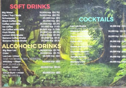 Muang KhôngJungle Bangalow Don Det的墙上的软饮料和鸡尾酒菜单