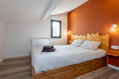 迪涅莱班Plaines-Provence Spa&Sauna的一间卧室配有一张大床和木制床头板