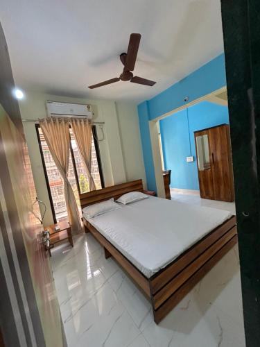 纳威孟买La Residence的一间卧室配有一张床和吊扇