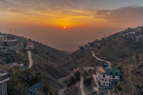 卡绍利Sunset Vibes! By Western Stays Near Mall Road Kasauli的享有高山和日落美景