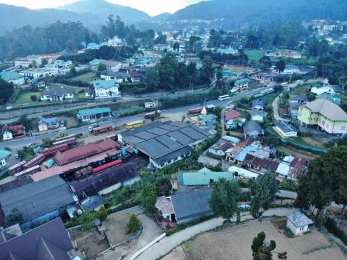 努沃勒埃利耶Nuwara eliya mountain view homestay的享有小镇空中和街道的景色
