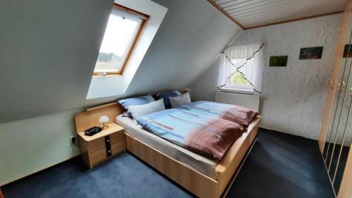库罗阿尔滕堡Ferienwohnung Renner的一间小卧室,配有床和窗户
