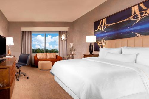 达拉斯威斯汀达拉斯公园中心酒店的一间酒店客房,设有一张大床和一个大窗户