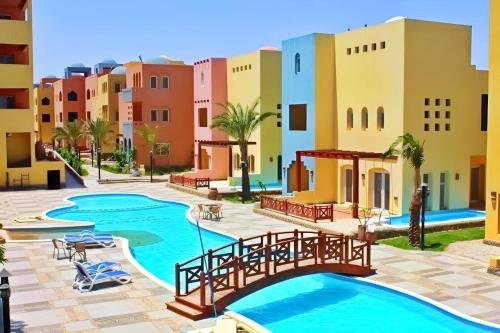 赫尔格达Al Dora Boutique hotel的一座带游泳池和建筑的度假村