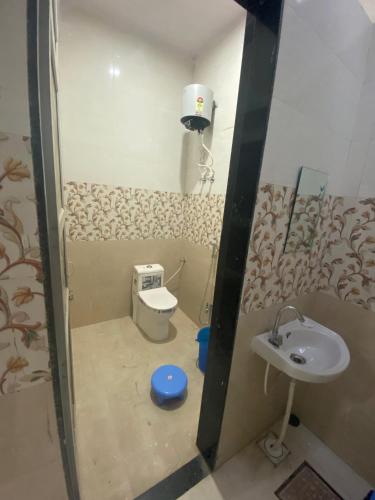 RīngasBHAI BHAI GUEST HOUSE的一间带卫生间和水槽的浴室