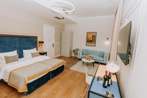苏博蒂察Artist hotel的酒店客房设有一张大床和一张沙发。