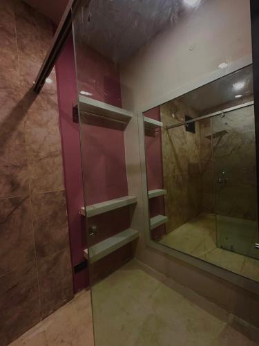 博帕尔Lost &Found的浴室设有玻璃淋浴间和镜子