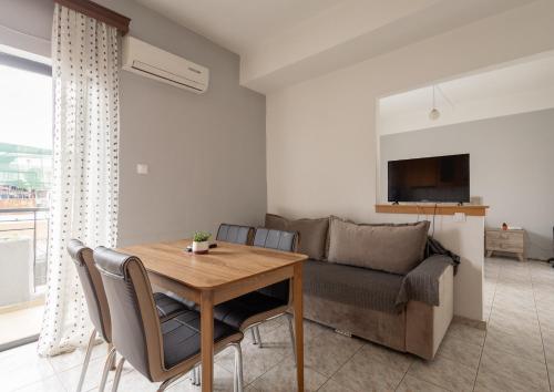 拉里萨Special Apartment的客厅配有桌子和沙发