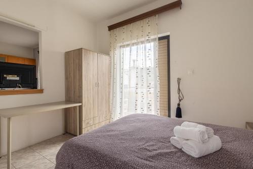 拉里萨Special Apartment的一间卧室配有一张床,上面有两条毛巾