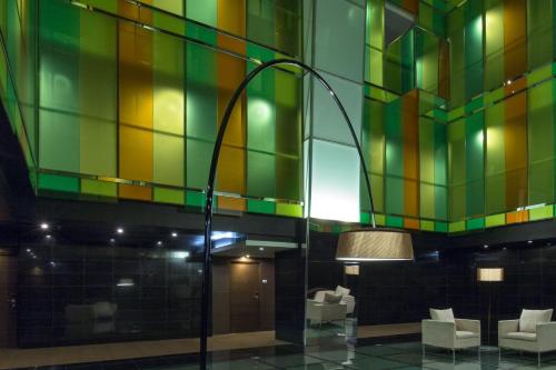 巴拿马城巴拿马艾美度假酒店的大堂设有彩色玻璃墙