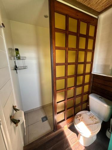 EsteponaVintage chalet with stunning vieuws的一间带卫生间和木门的浴室