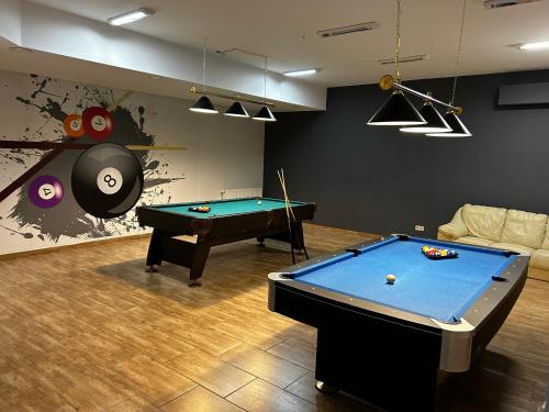 斯克拉斯卡波伦巴Pod Bukami - Chill&SPA的客房设有台球桌和沙发。
