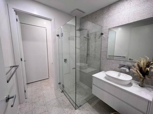 Vivonne BayWild Retreat - Luxury Home with Magnificent Views的一间带玻璃淋浴和水槽的浴室