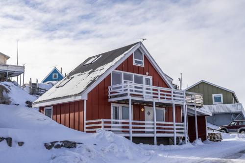 4-bedroom house with sea view and hot tub