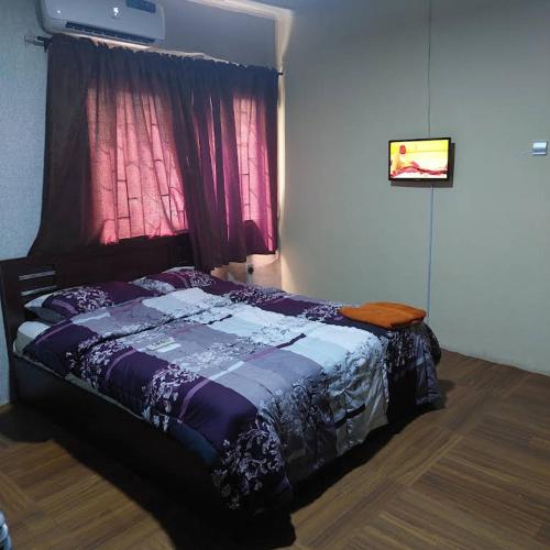 伊巴丹Diek Guest House的一间卧室配有一张带粉红色窗帘的床