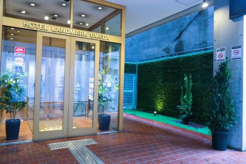 大阪梅田地标酒店的大厅,带有玻璃旋转门的建筑