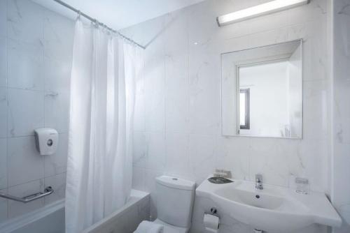 赫索尼索斯赫索尼索斯乡村别墅酒店 的白色的浴室设有卫生间和水槽。