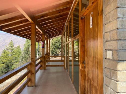 廷布Whispering Woods Resort的木屋设有景观阳台